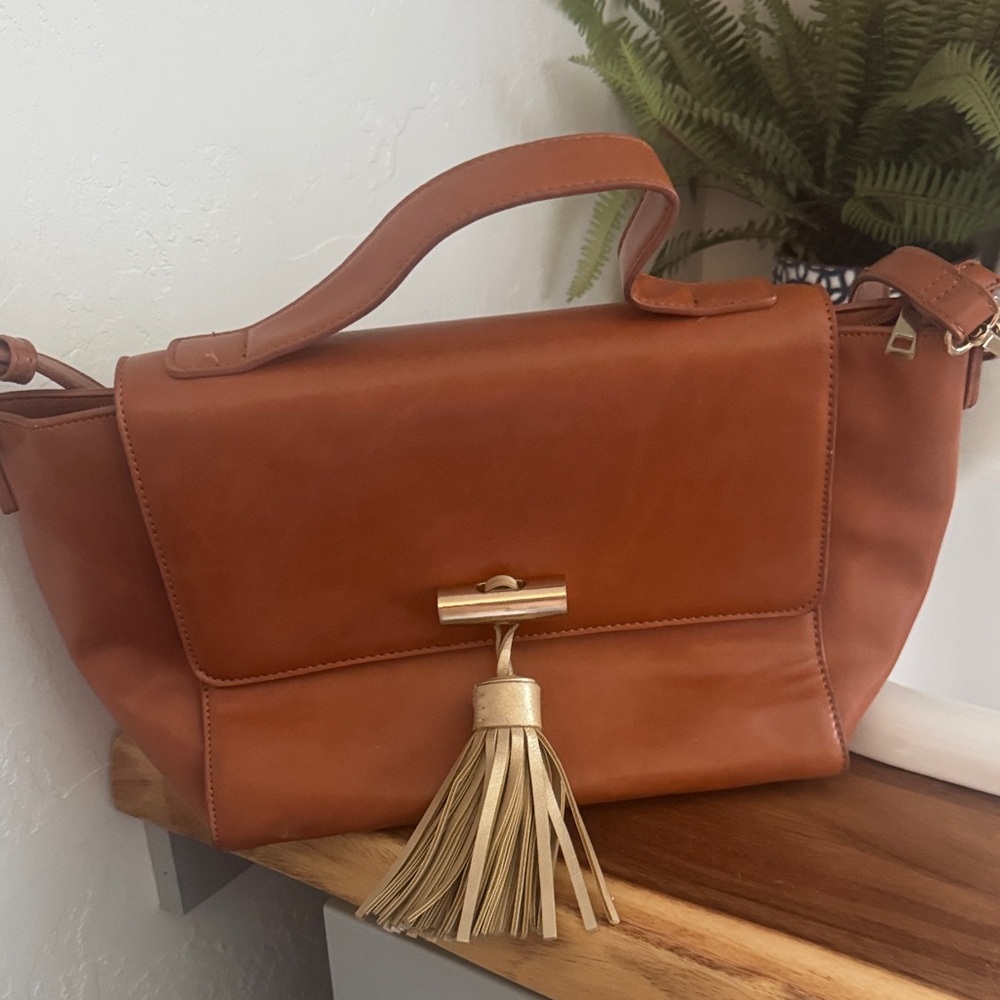 Elegant Tan Leather Handbag with Tassel